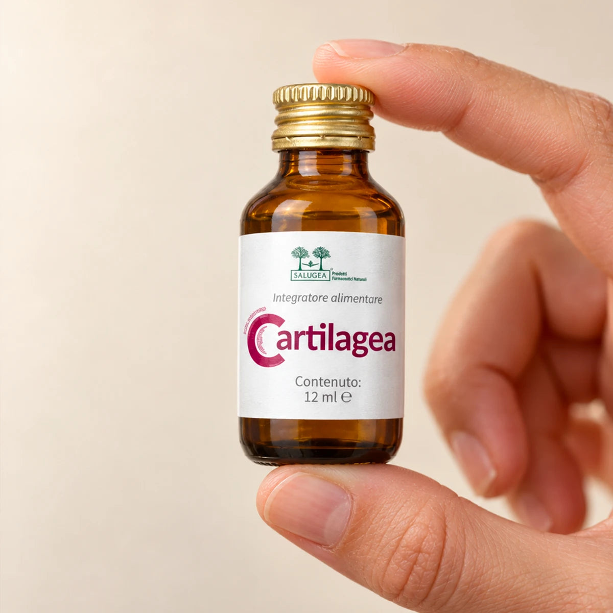 flaconcino monodose di Cartilagea da 12 ml tenuto tra le dita