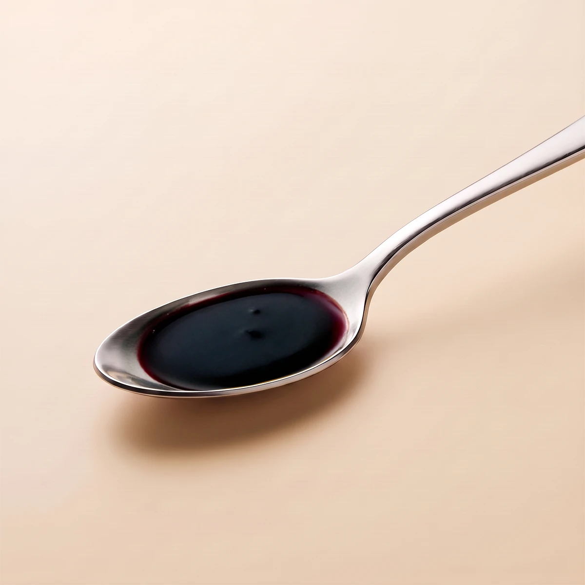 cucchiaio con il Succo di Sambuco Bio