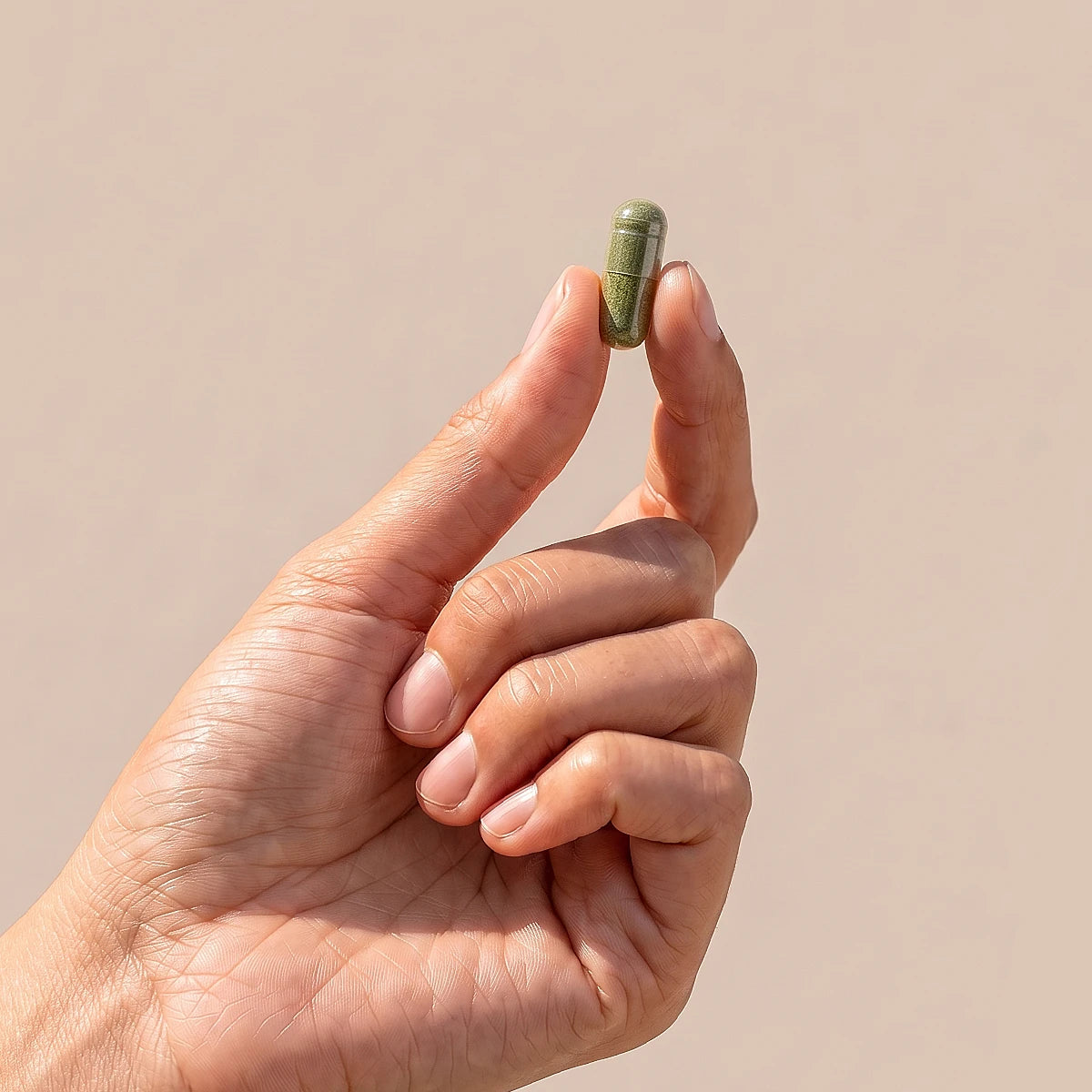 capsula di Energea+ Nuova Formula tenuta tra le dita