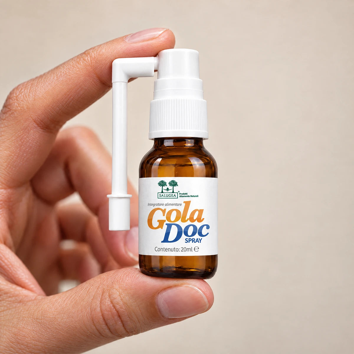 flacone spray di Goladoc tenuto in mano
