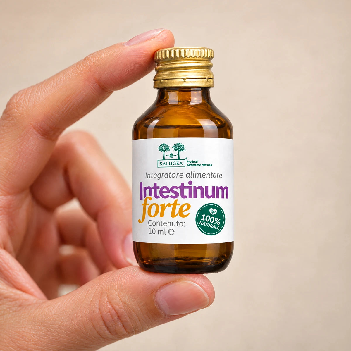 flacone di Intestinum Forte tenuto in mano