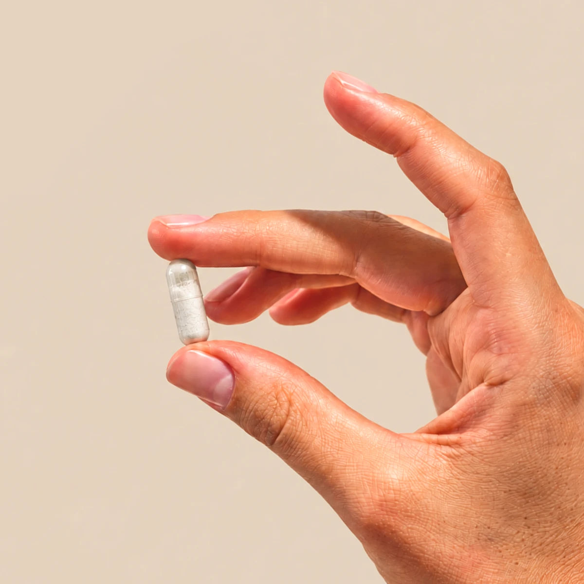 capsula di ProbioGea Mente tenuta tra le dita